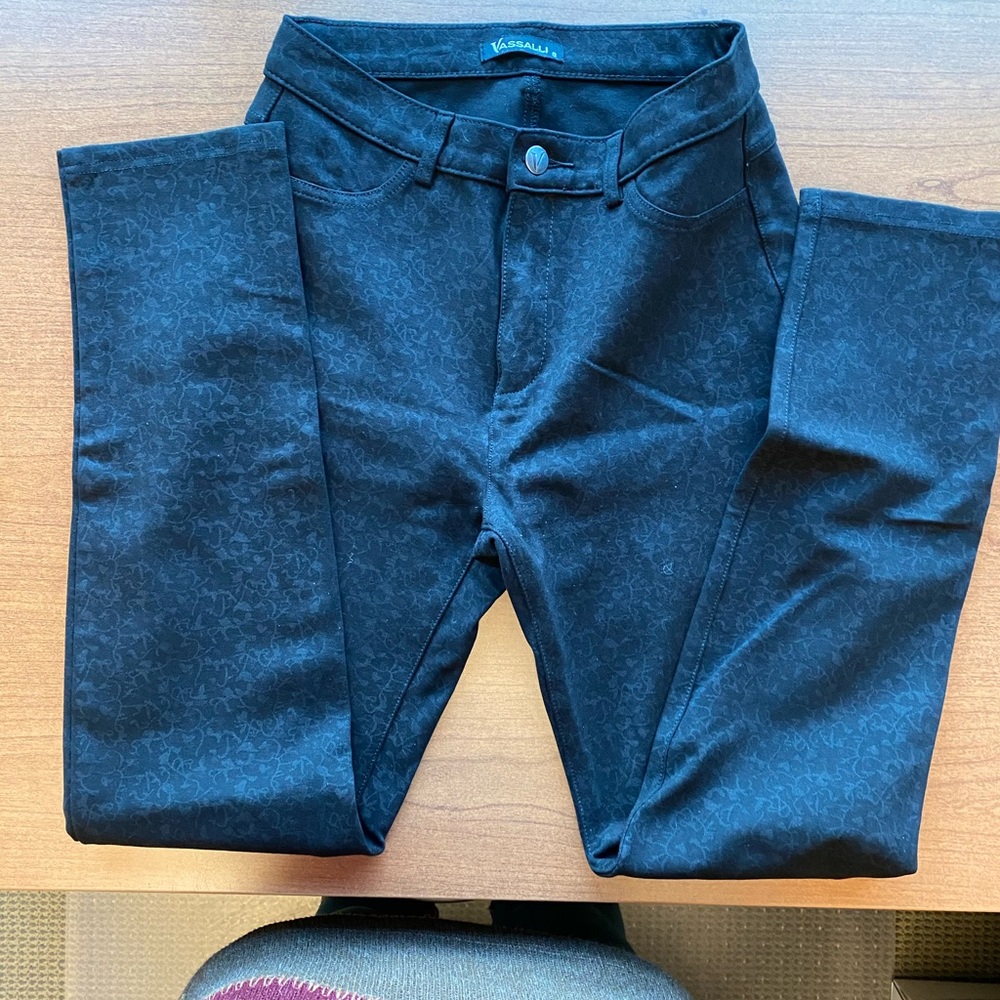 VASSALI, skinny jeans, black with inlaid pattern.